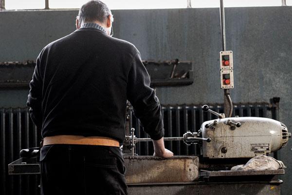 Le décolletage avait pour but le travail de pièces simples tournées : c’était une technologie particulièrement adaptée à la fabrication de visserie et de boulonnerie.