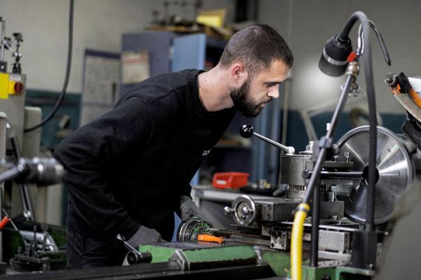 Cette machine permet de décolleter du profilé, l'exemple le plus courant étant la barre hexagonale pour réaliser des écrous en 6 pans.